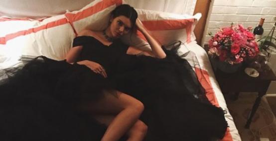 Kendal Jenner wygina ciało w łóżku